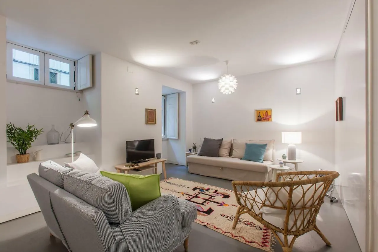 דירה ליסבון Renovated Apart With Private Courtyard, By Timecooler